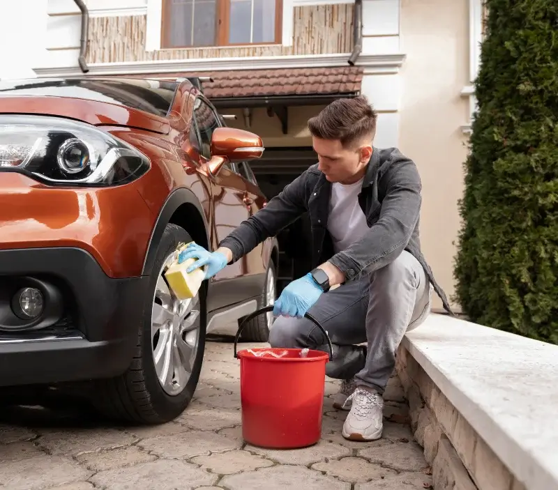 Lavage auto à domicile Luc : professionnel intervenant sur un véhicule
